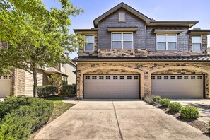 Apartment (3 Bedrooms) | Interior - Family-friendly Spring Townhouse w/ Backyard! (Spring)