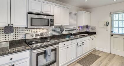 3 Mi to Hard Rock Stadium: Cozy Home w/ Patio