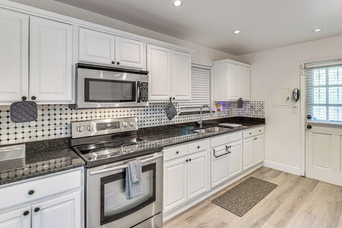 3 Mi to Hard Rock Stadium: Cozy Home w/ Patio