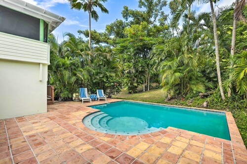 Bright St Thomas Getaway W/pool, 3Mi to Magens Bay