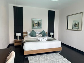 3 habitaciones, tabla de planchar con plancha, wifi y ropa de cama 
