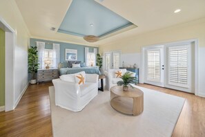 5 bedrooms, iron/ironing board, WiFi, bed sheets