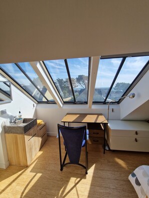 Interior - 200m from the sea and 300m from the port, house with terrace, enclosed garden, parking. (Clohars-Carnoët)