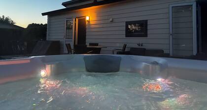 Luxury Holiday Chalet 1-4 persons with Private Jacuzzi, Private Sauna and Sun Shower.