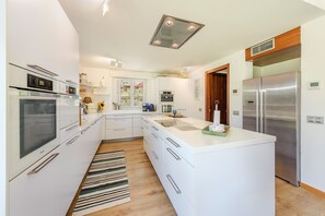 Réfrigérateur, four à micro-ondes, un four, lave-vaisselle