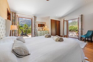 4 chambres, coffre-fort, fer et planche Ă repasser