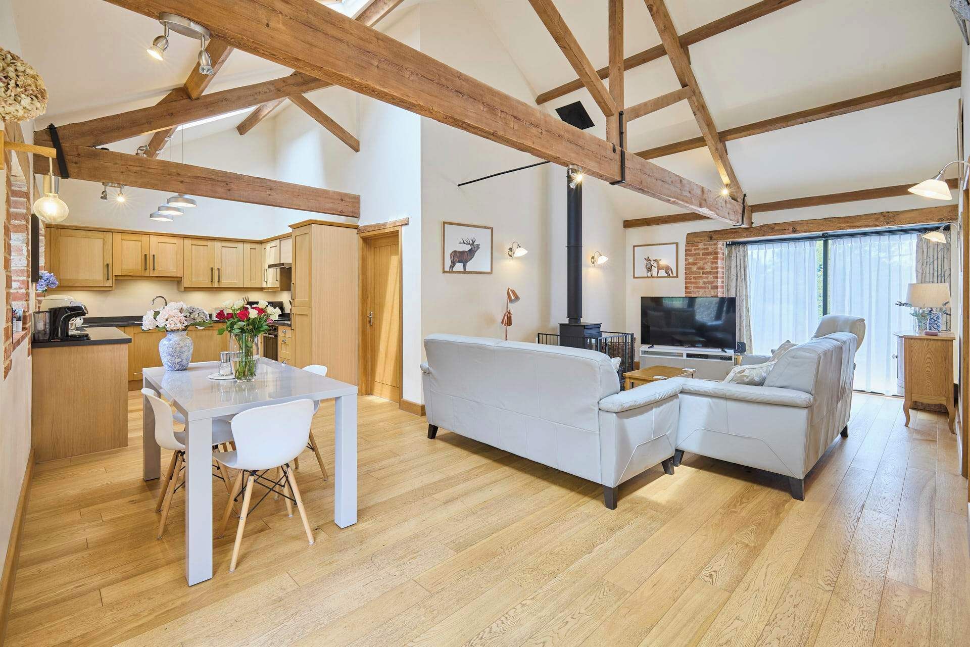 Tv, eldstad, dvd-spelare och kontor