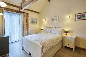 2 bedrooms, desk, iron/ironing board, WiFi