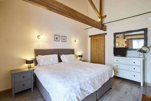 2 bedrooms, desk, iron/ironing board, WiFi