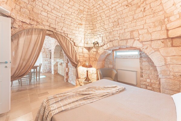 4 bedrooms, in-room safe, iron/ironing board, travel cot