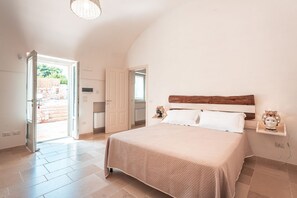 3 bedrooms, in-room safe, iron/ironing board, travel cot