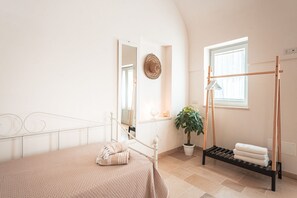 3 bedrooms, in-room safe, iron/ironing board, travel cot