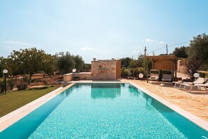 حمّام سباحة خارجي