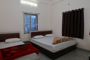 Triple Room | Rollaway beds, free WiFi, bed sheets