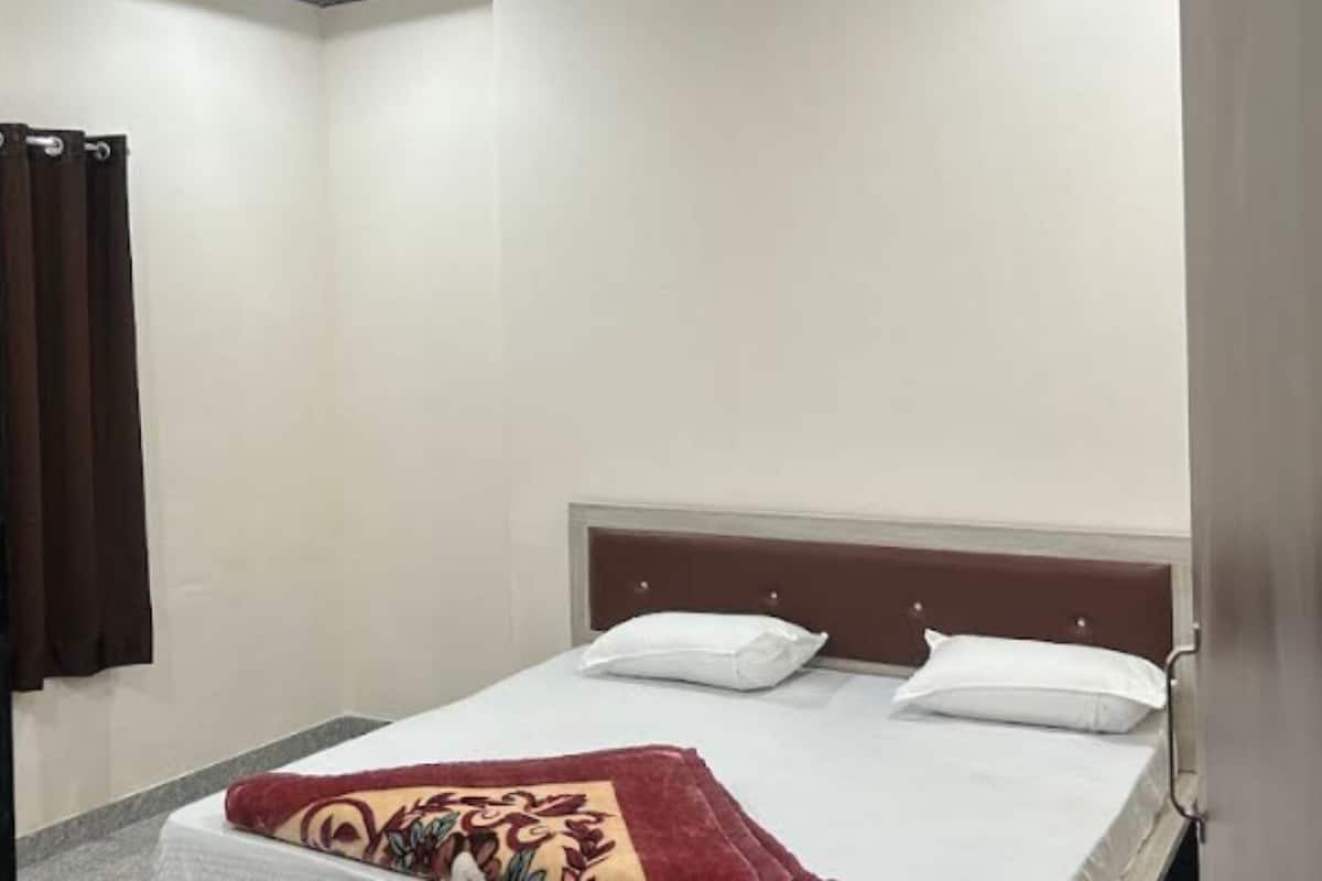 Deluxe Room | Rollaway beds, free WiFi, bed sheets