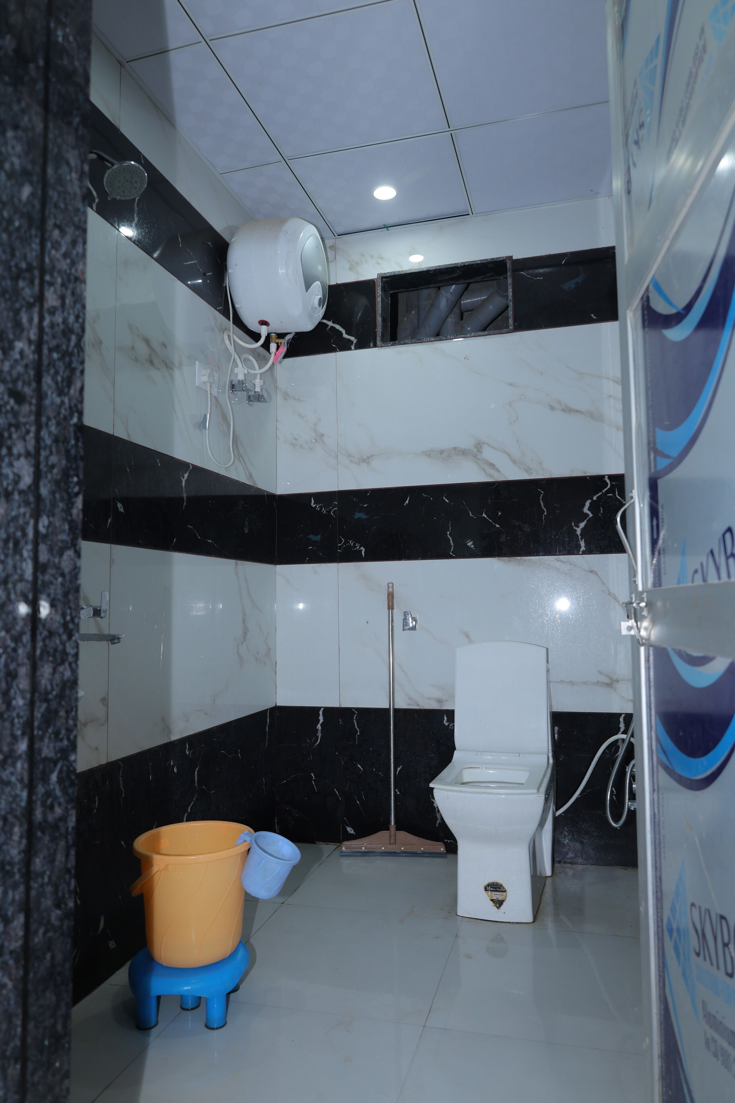Driepersoonskamer, airconditioning | Badkamer | Een douche, handdoeken, zeep, shampoo