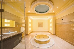 Regadera, tina de hidromasaje, bidet, toallas