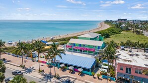 Um imóvel à beira-mar com bar e restaurante, área de estacionamento e vista para o oceano.