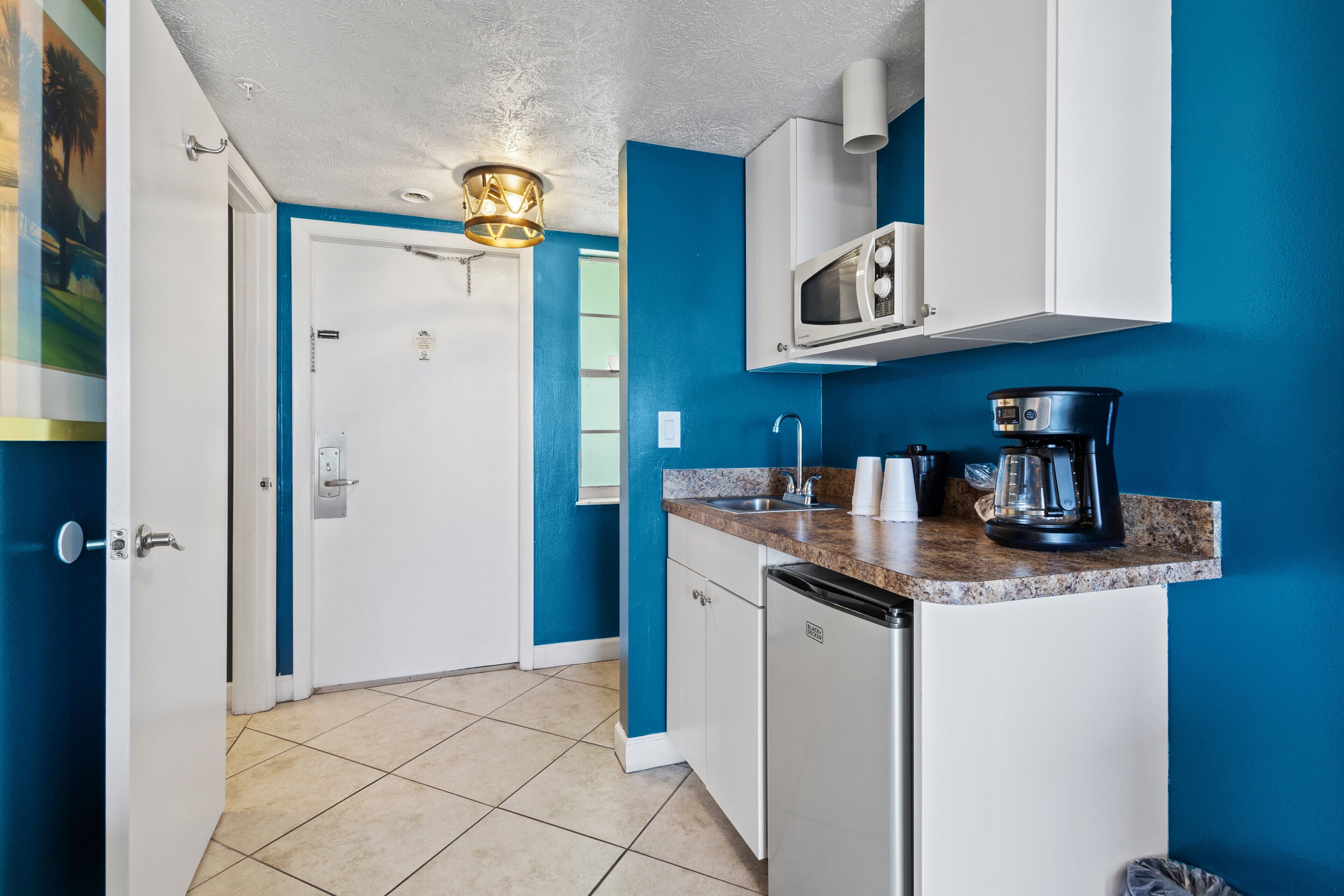 Coffee/tea maker, fridge, microwave, stovetop