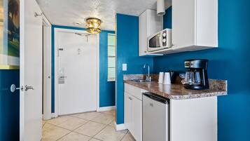 Coffee/tea maker, fridge, microwave, stovetop