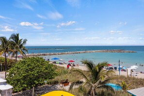 On the beach - Oceanfront Inn Room #21- Ocean View Balcony, King Bed (Fort Pierce)