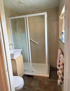 House, 6 Bedrooms, Smoking | Bathroom - Spacious 6 Bedroom Family House (Barnsley)