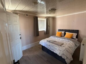 House, 6 Bedrooms, Smoking | 6 bedrooms - Spacious 6 Bedroom Family House (Barnsley)