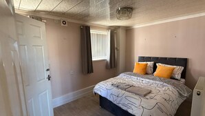 Room - Spacious 6 Bedroom Family House (Barnsley)
