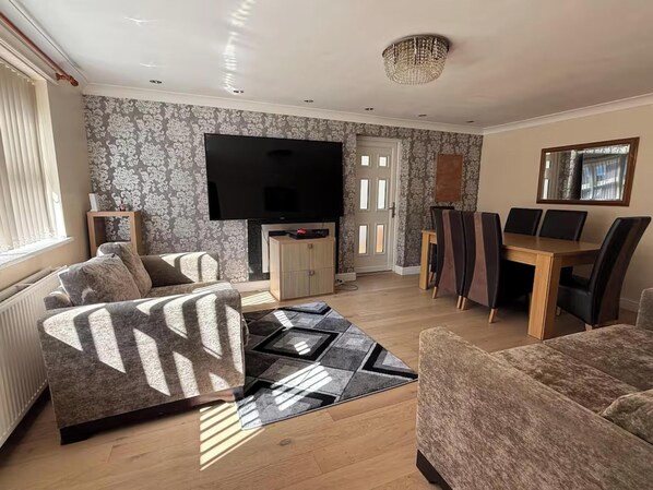 House, 6 Bedrooms, Smoking | Living room - Spacious 6 Bedroom Family House (Barnsley)