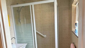 Bathroom - Spacious 6 Bedroom Family House (Barnsley)