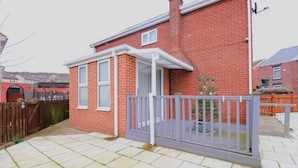 Exterior - Spacious 6 Bedroom Family House (Barnsley)