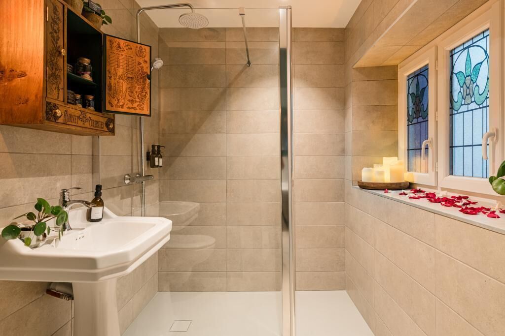 Whirlpool, Haartrockner, Bademäntel, Hausschuhe