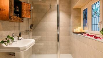 Whirlpool, Haartrockner, Bademäntel, Hausschuhe