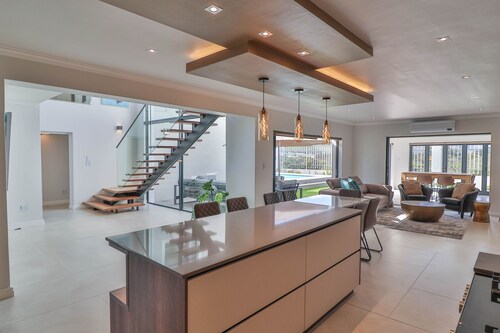 2-bedroom villa in delightful Hermanus with swimming pool, AC & barbecue room