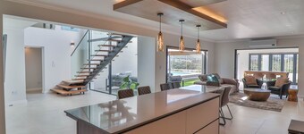 2-bedroom villa in delightful Hermanus with swimming pool, AC & barbecue room