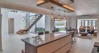 2-bedroom villa in delightful Hermanus with swimming pool, AC & barbecue room