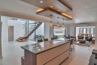 2-bedroom villa in delightful Hermanus with swimming pool, AC & barbecue room