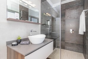 Shower, hair dryer, bidet, towels - 2-bedroom villa in delightful Hermanus with swimming pool, AC & barbecue room (Hermanus)