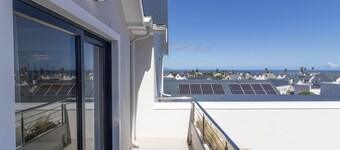 2-bedroom villa in delightful Hermanus with swimming pool, AC & barbecue room