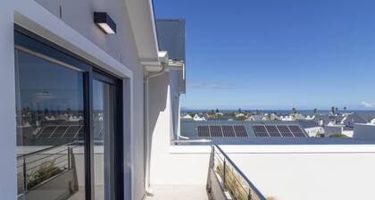 2-bedroom villa in delightful Hermanus with swimming pool, AC & barbecue room