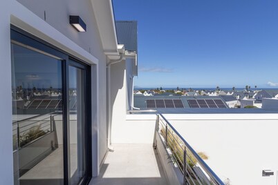 2-bedroom villa in delightful Hermanus with swimming pool, AC & barbecue room