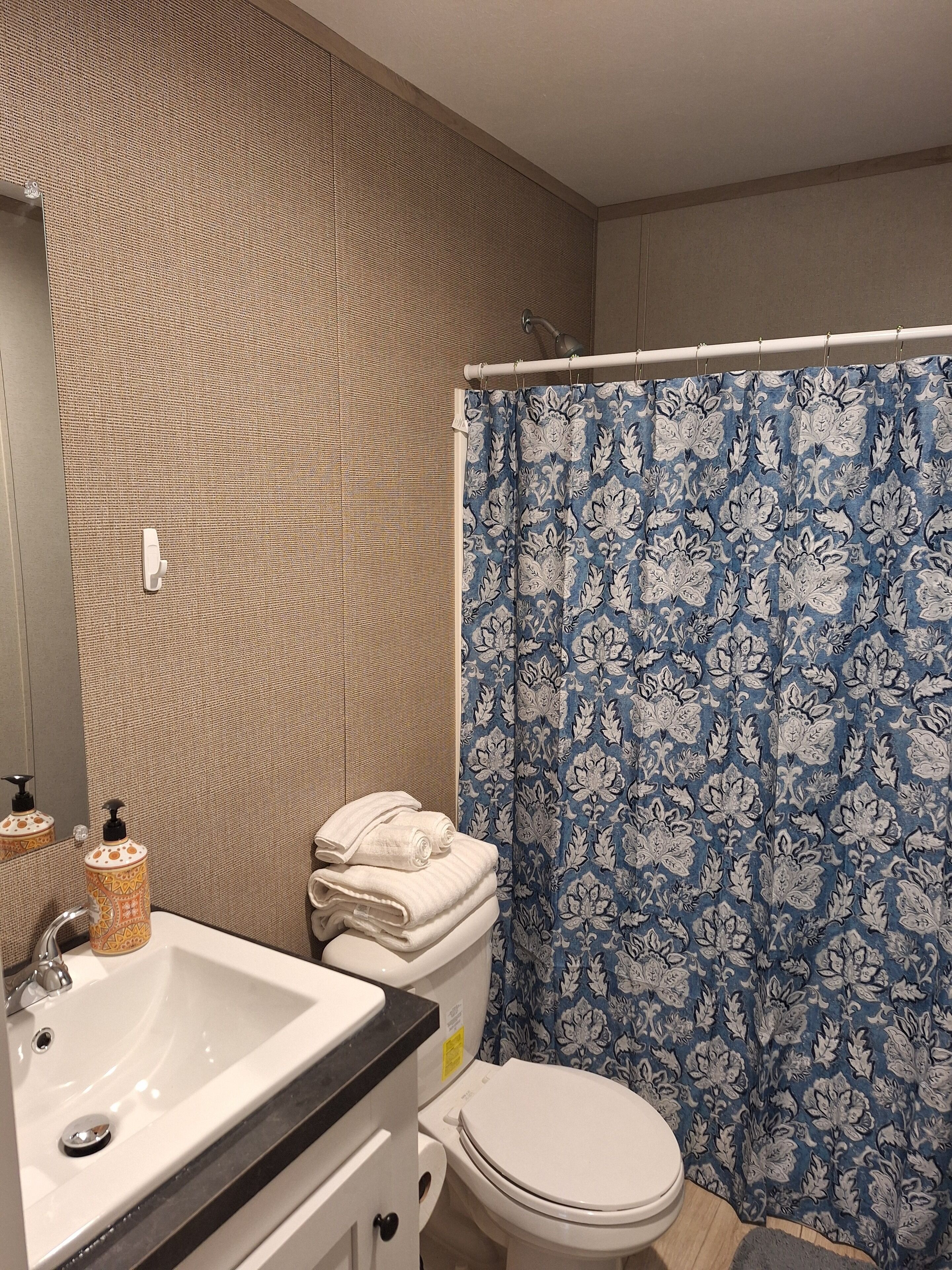 Een douche, een haardroger, handdoeken, zeep