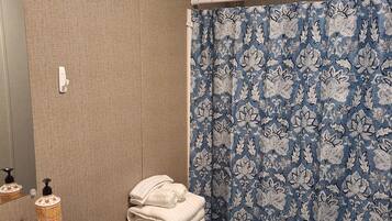 Een douche, een haardroger, handdoeken, zeep