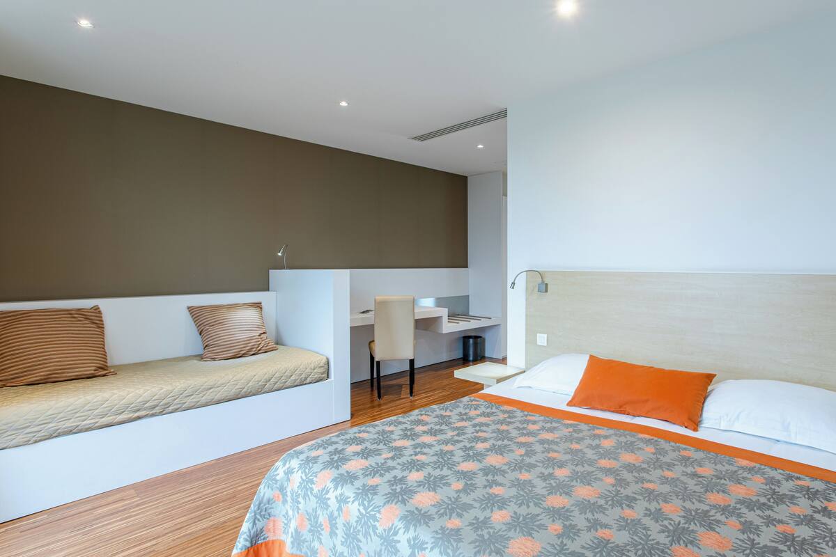 Une chambre d’hôtel moderne équipée d’un lit, d’un bureau et d’un coin salon.