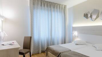 Habitació amb dos llits individuals clàssica | Escriptori i wifi gratuïta