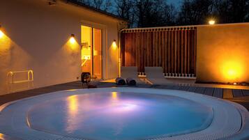 Couples treatment room(s), sauna, steam room, body treatments