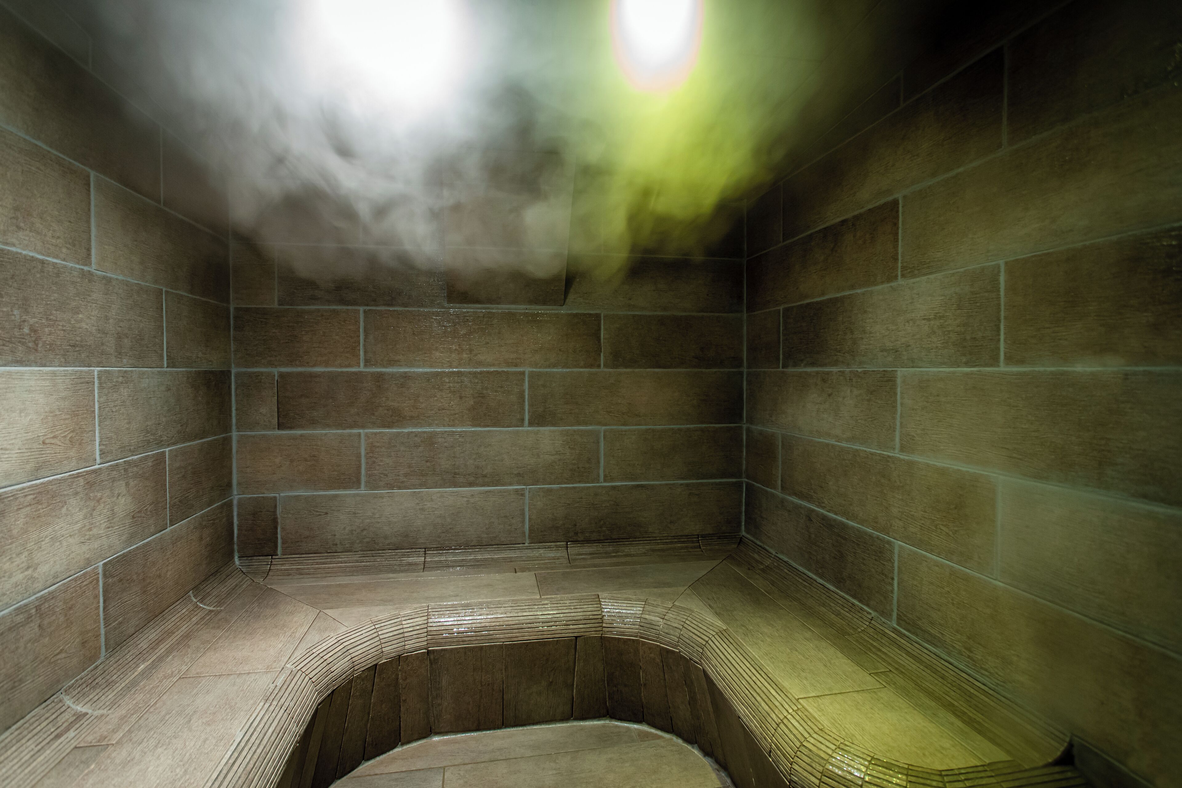 Behandelingskamers voor koppels, een sauna, een stoombad