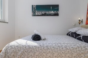 2 bedrooms, iron/ironing board, bed sheets