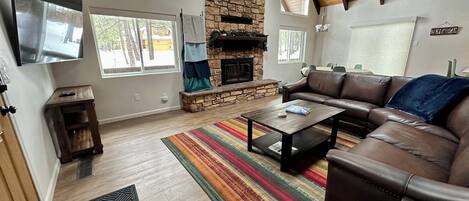 Smart-TV, Kamin, Videospiele, Tischtennisplatte