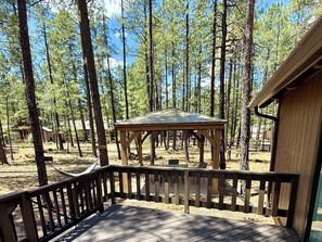 Terrace/patio - Modern and Cozy Cabin w Game Room,  Fireplace and all the amenities in PineTop (Pinetop Country Club)
